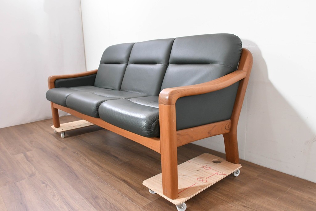 デンマークヴィンテージ　美品　Dyrlund(デューロン)　本革　チーク材のしっかりとしたフレームが印象的な3人掛けソファ　(R-086401)