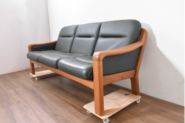 デンマークヴィンテージ　美品　Dyrlund(デューロン)　本革　チーク材のしっかりとしたフレームが印象的な3人掛けソファ　(R-086401)