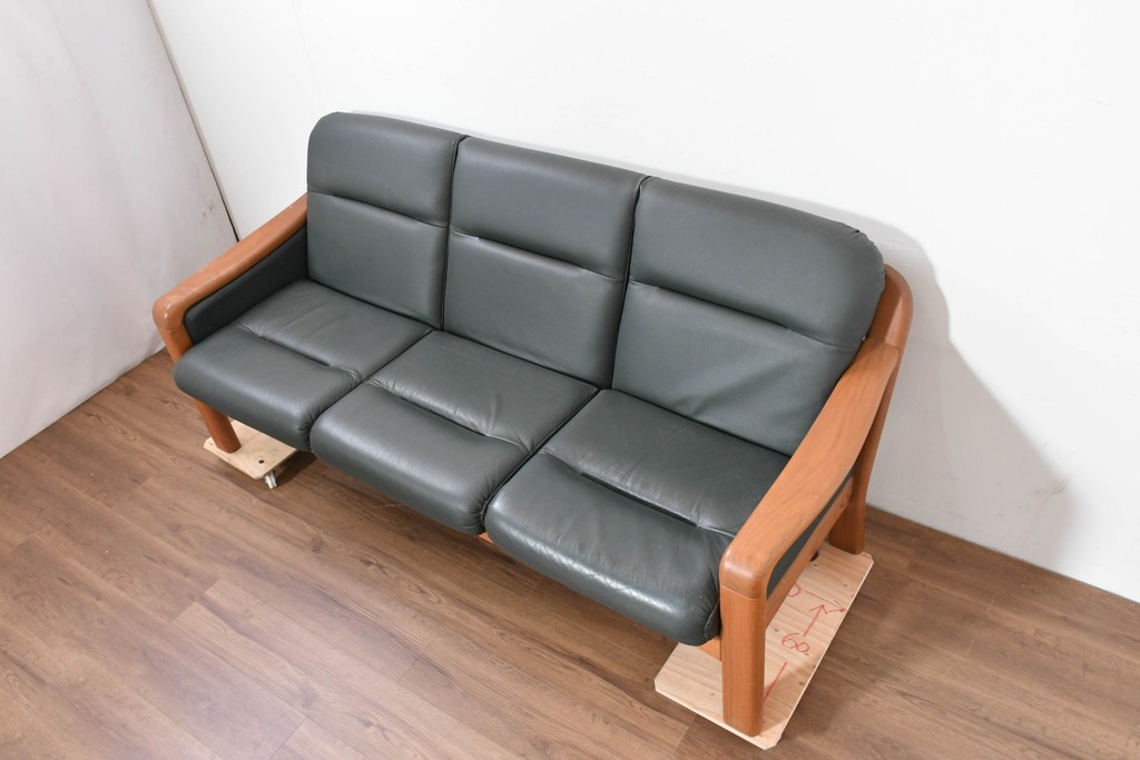 デンマークヴィンテージ　美品　Dyrlund(デューロン)　本革　チーク材のしっかりとしたフレームが印象的な3人掛けソファ　(R-086401)