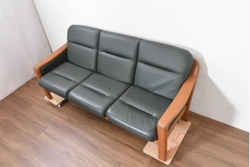 デンマークヴィンテージ　美品　Dyrlund(デューロン)　本革　チーク材のしっかりとしたフレームが印象的な3人掛けソファ　(R-086401)