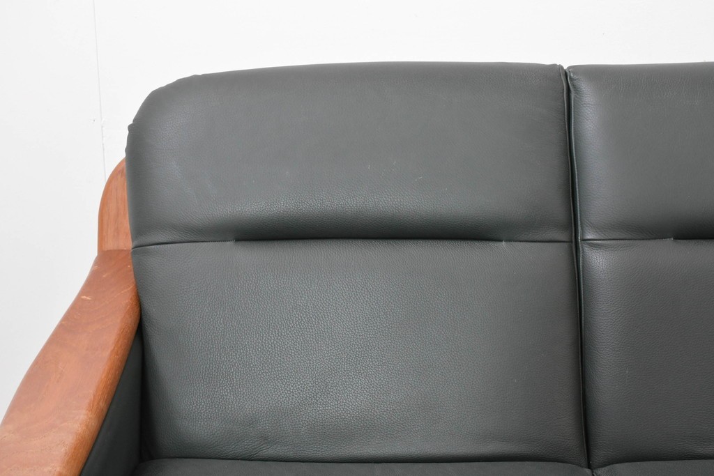 デンマークヴィンテージ　美品　Dyrlund(デューロン)　本革　チーク材のしっかりとしたフレームが印象的な3人掛けソファ　(R-086401)