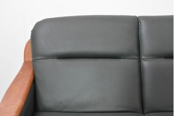 デンマークヴィンテージ　美品　Dyrlund(デューロン)　本革　チーク材のしっかりとしたフレームが印象的な3人掛けソファ　(R-086401)