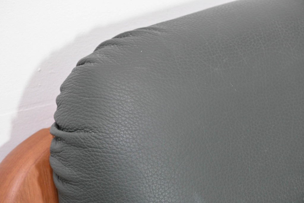 デンマークヴィンテージ　美品　Dyrlund(デューロン)　本革　チーク材のしっかりとしたフレームが印象的な3人掛けソファ　(R-086401)