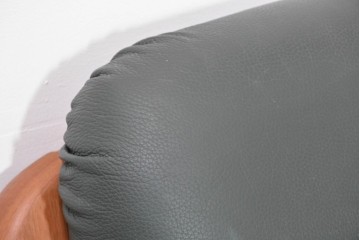 デンマークヴィンテージ　美品　Dyrlund(デューロン)　本革　チーク材のしっかりとしたフレームが印象的な3人掛けソファ　(R-086401)