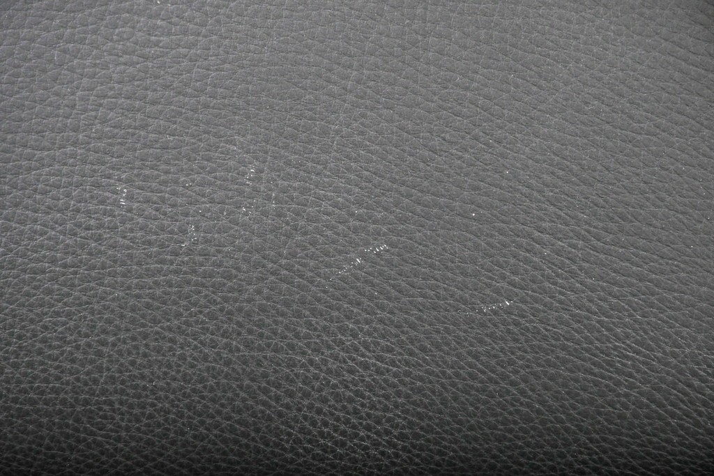 デンマークヴィンテージ　美品　Dyrlund(デューロン)　本革　チーク材のしっかりとしたフレームが印象的な3人掛けソファ　(R-086401)