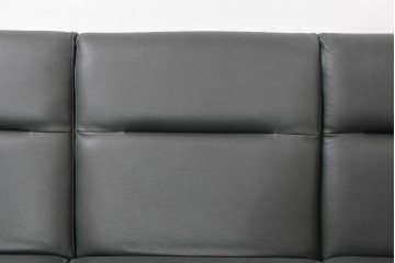 デンマークヴィンテージ　美品　Dyrlund(デューロン)　本革　チーク材のしっかりとしたフレームが印象的な3人掛けソファ　(R-086401)