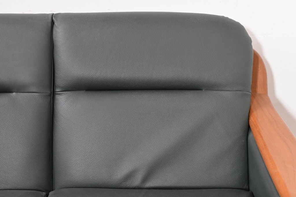 デンマークヴィンテージ　美品　Dyrlund(デューロン)　本革　チーク材のしっかりとしたフレームが印象的な3人掛けソファ　(R-086401)