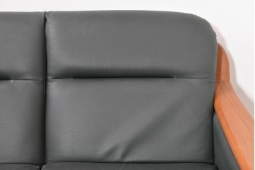 デンマークヴィンテージ　美品　Dyrlund(デューロン)　本革　チーク材のしっかりとしたフレームが印象的な3人掛けソファ　(R-086401)