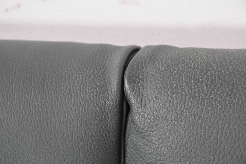 デンマークヴィンテージ　美品　Dyrlund(デューロン)　本革　チーク材のしっかりとしたフレームが印象的な3人掛けソファ　(R-086401)