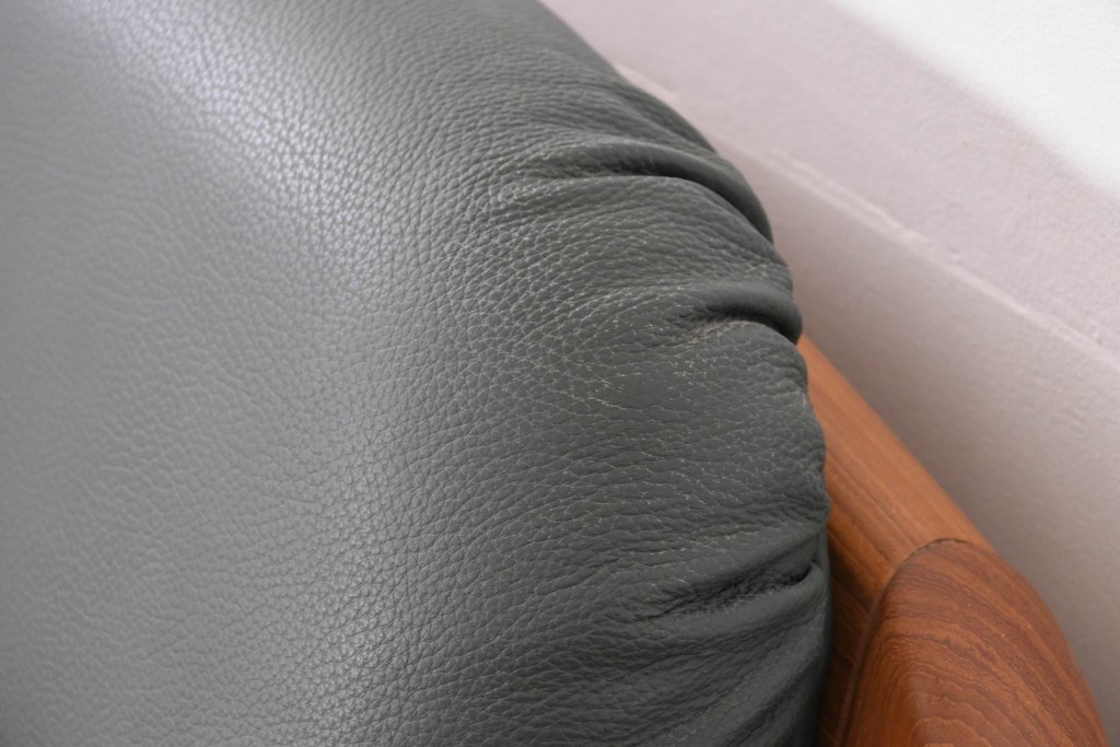 デンマークヴィンテージ　美品　Dyrlund(デューロン)　本革　チーク材のしっかりとしたフレームが印象的な3人掛けソファ　(R-086401)