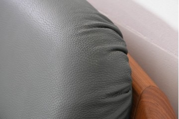 デンマークヴィンテージ　美品　Dyrlund(デューロン)　本革　チーク材のしっかりとしたフレームが印象的な3人掛けソファ　(R-086401)