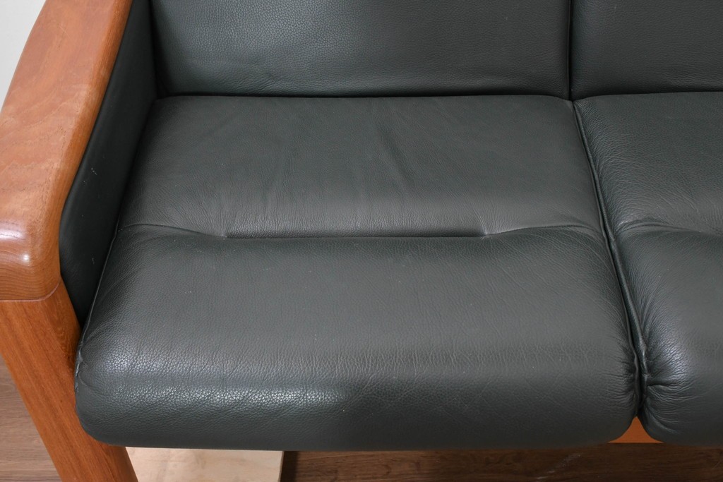 デンマークヴィンテージ　美品　Dyrlund(デューロン)　本革　チーク材のしっかりとしたフレームが印象的な3人掛けソファ　(R-086401)