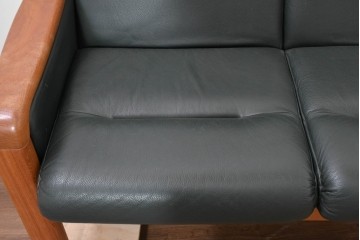 デンマークヴィンテージ　美品　Dyrlund(デューロン)　本革　チーク材のしっかりとしたフレームが印象的な3人掛けソファ　(R-086401)