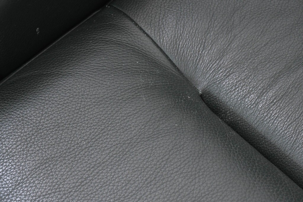 デンマークヴィンテージ　美品　Dyrlund(デューロン)　本革　チーク材のしっかりとしたフレームが印象的な3人掛けソファ　(R-086401)