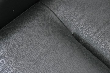 デンマークヴィンテージ　美品　Dyrlund(デューロン)　本革　チーク材のしっかりとしたフレームが印象的な3人掛けソファ　(R-086401)