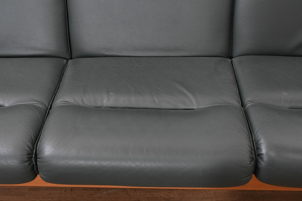 デンマークヴィンテージ　美品　Dyrlund(デューロン)　本革　チーク材のしっかりとしたフレームが印象的な3人掛けソファ　(R-086401)