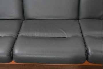 デンマークヴィンテージ　美品　Dyrlund(デューロン)　本革　チーク材のしっかりとしたフレームが印象的な3人掛けソファ　(R-086401)