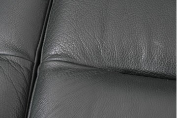 デンマークヴィンテージ　美品　Dyrlund(デューロン)　本革　チーク材のしっかりとしたフレームが印象的な3人掛けソファ　(R-086401)