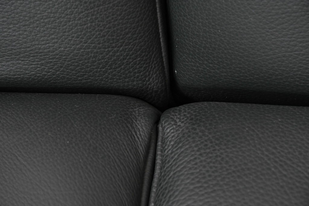 デンマークヴィンテージ　美品　Dyrlund(デューロン)　本革　チーク材のしっかりとしたフレームが印象的な3人掛けソファ　(R-086401)