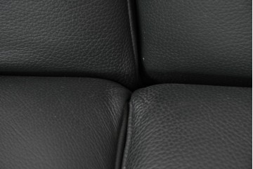 デンマークヴィンテージ　美品　Dyrlund(デューロン)　本革　チーク材のしっかりとしたフレームが印象的な3人掛けソファ　(R-086401)