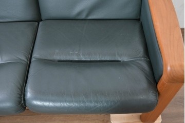 デンマークヴィンテージ　美品　Dyrlund(デューロン)　本革　チーク材のしっかりとしたフレームが印象的な3人掛けソファ　(R-086401)