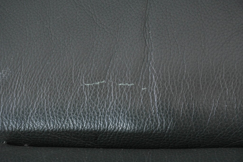 デンマークヴィンテージ　美品　Dyrlund(デューロン)　本革　チーク材のしっかりとしたフレームが印象的な3人掛けソファ　(R-086401)