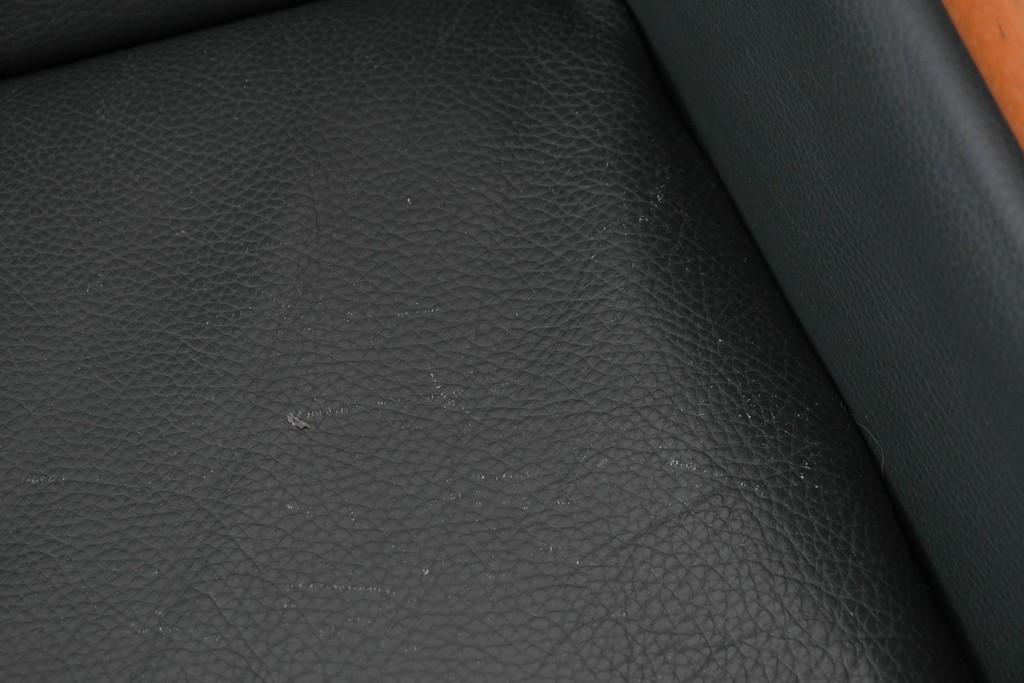 デンマークヴィンテージ　美品　Dyrlund(デューロン)　本革　チーク材のしっかりとしたフレームが印象的な3人掛けソファ　(R-086401)