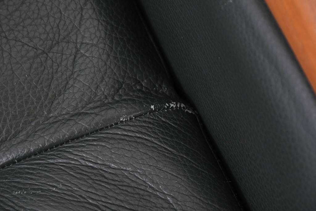 デンマークヴィンテージ　美品　Dyrlund(デューロン)　本革　チーク材のしっかりとしたフレームが印象的な3人掛けソファ　(R-086401)