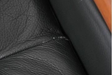 デンマークヴィンテージ　美品　Dyrlund(デューロン)　本革　チーク材のしっかりとしたフレームが印象的な3人掛けソファ　(R-086401)