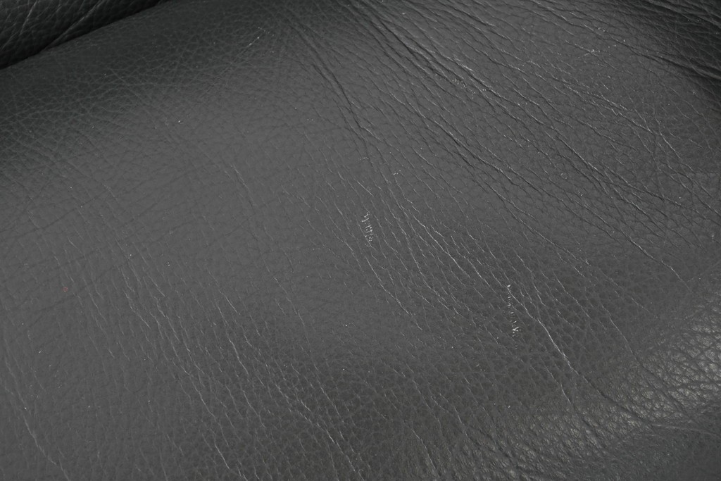 デンマークヴィンテージ　美品　Dyrlund(デューロン)　本革　チーク材のしっかりとしたフレームが印象的な3人掛けソファ　(R-086401)