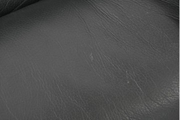 デンマークヴィンテージ　美品　Dyrlund(デューロン)　本革　チーク材のしっかりとしたフレームが印象的な3人掛けソファ　(R-086401)