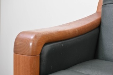 デンマークヴィンテージ　美品　Dyrlund(デューロン)　本革　チーク材のしっかりとしたフレームが印象的な3人掛けソファ　(R-086401)