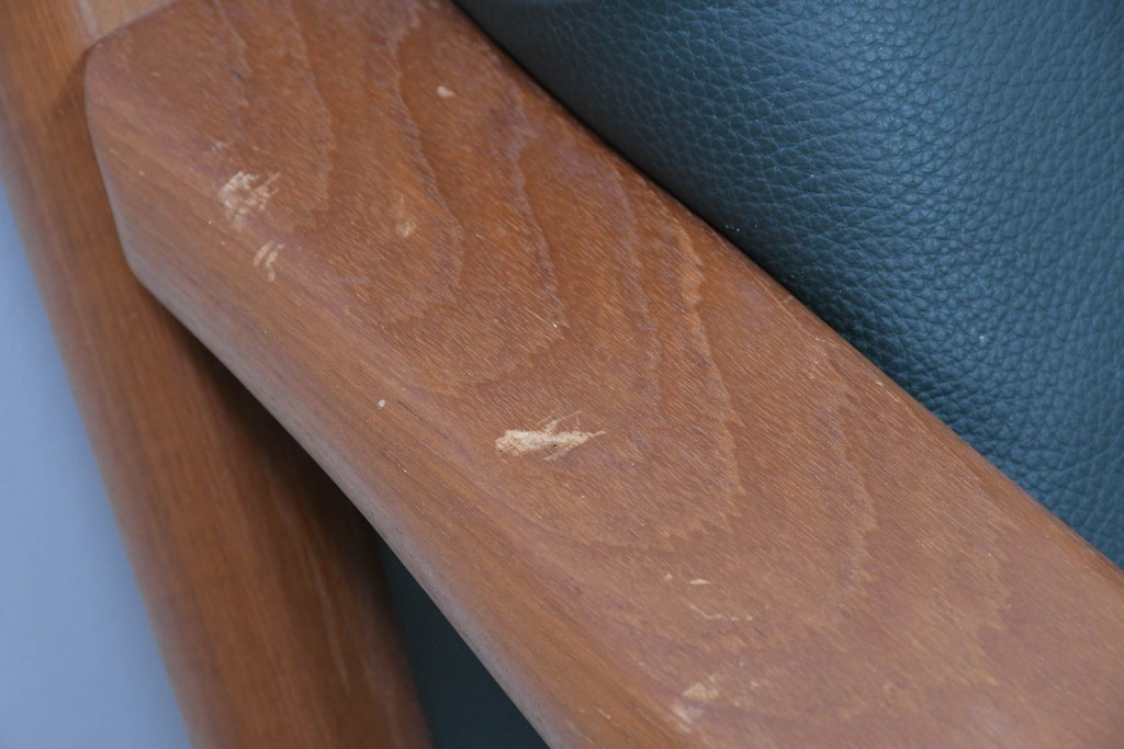 デンマークヴィンテージ　美品　Dyrlund(デューロン)　本革　チーク材のしっかりとしたフレームが印象的な3人掛けソファ　(R-086401)