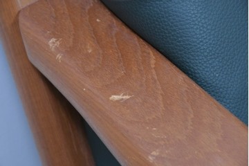 デンマークヴィンテージ　美品　Dyrlund(デューロン)　本革　チーク材のしっかりとしたフレームが印象的な3人掛けソファ　(R-086401)