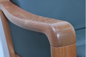 デンマークヴィンテージ　美品　Dyrlund(デューロン)　本革　チーク材のしっかりとしたフレームが印象的な3人掛けソファ　(R-086401)