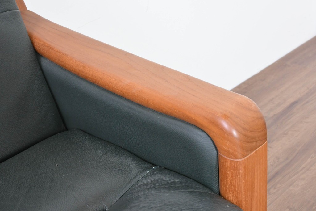 デンマークヴィンテージ　美品　Dyrlund(デューロン)　本革　チーク材のしっかりとしたフレームが印象的な3人掛けソファ　(R-086401)