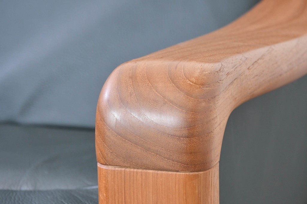 デンマークヴィンテージ　美品　Dyrlund(デューロン)　本革　チーク材のしっかりとしたフレームが印象的な3人掛けソファ　(R-086401)