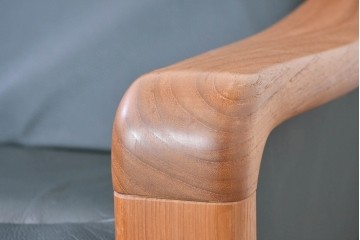 デンマークヴィンテージ　美品　Dyrlund(デューロン)　本革　チーク材のしっかりとしたフレームが印象的な3人掛けソファ　(R-086401)