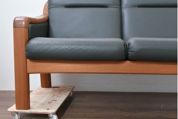 デンマークヴィンテージ　美品　Dyrlund(デューロン)　本革　チーク材のしっかりとしたフレームが印象的な3人掛けソファ　(R-086401)