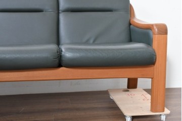 デンマークヴィンテージ　美品　Dyrlund(デューロン)　本革　チーク材のしっかりとしたフレームが印象的な3人掛けソファ　(R-086401)