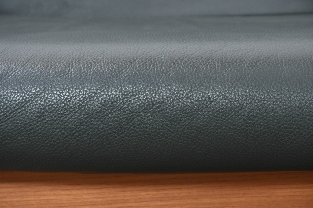 デンマークヴィンテージ　美品　Dyrlund(デューロン)　本革　チーク材のしっかりとしたフレームが印象的な3人掛けソファ　(R-086401)