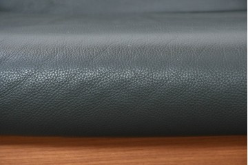 デンマークヴィンテージ　美品　Dyrlund(デューロン)　本革　チーク材のしっかりとしたフレームが印象的な3人掛けソファ　(R-086401)