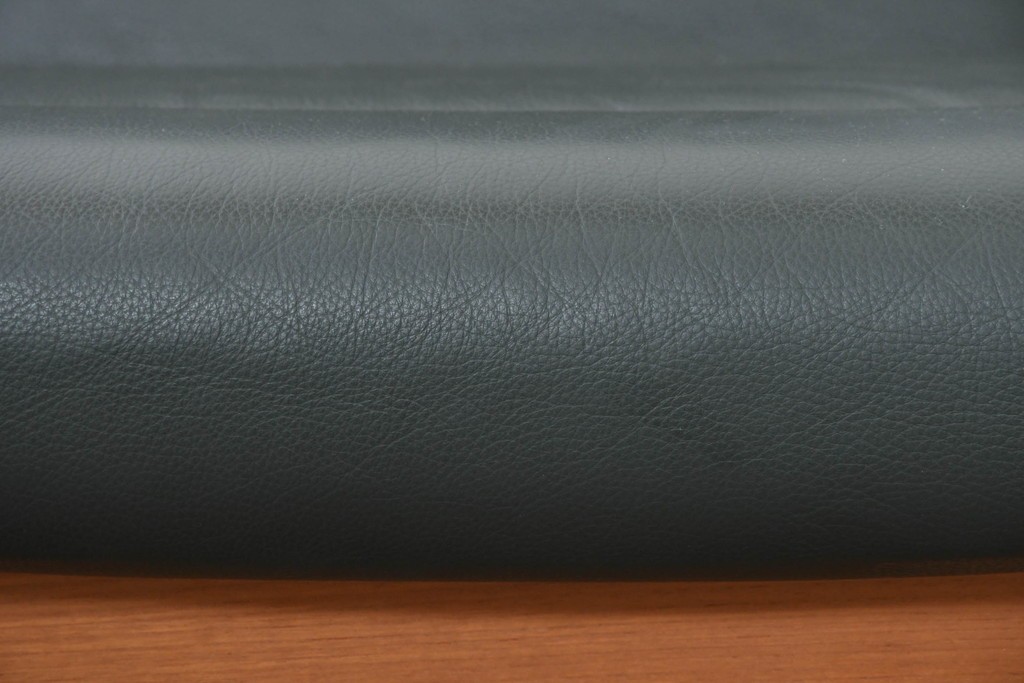 デンマークヴィンテージ　美品　Dyrlund(デューロン)　本革　チーク材のしっかりとしたフレームが印象的な3人掛けソファ　(R-086401)