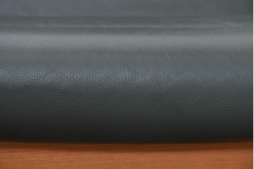 デンマークヴィンテージ　美品　Dyrlund(デューロン)　本革　チーク材のしっかりとしたフレームが印象的な3人掛けソファ　(R-086401)