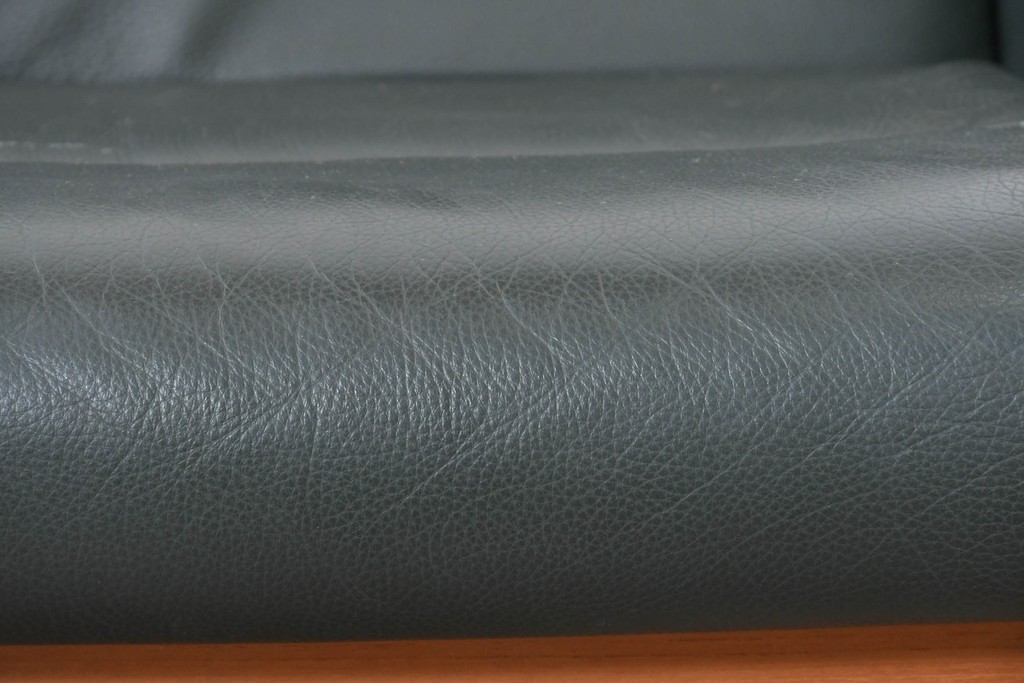 デンマークヴィンテージ　美品　Dyrlund(デューロン)　本革　チーク材のしっかりとしたフレームが印象的な3人掛けソファ　(R-086401)