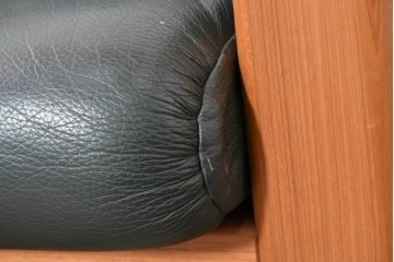 デンマークヴィンテージ　美品　Dyrlund(デューロン)　本革　チーク材のしっかりとしたフレームが印象的な3人掛けソファ　(R-086401)