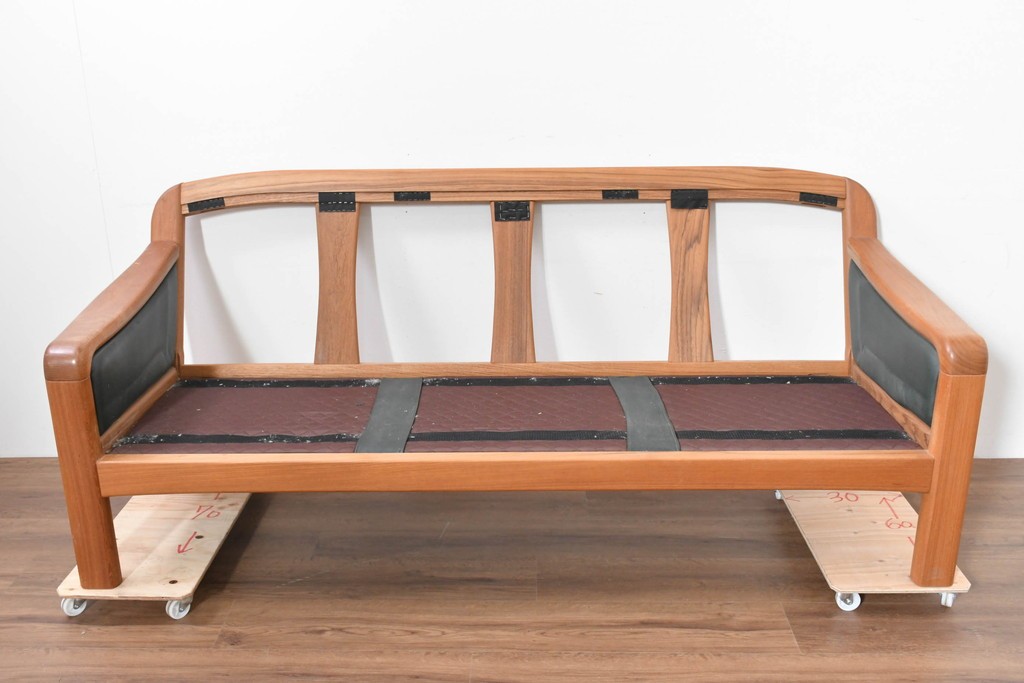 デンマークヴィンテージ　美品　Dyrlund(デューロン)　本革　チーク材のしっかりとしたフレームが印象的な3人掛けソファ　(R-086401)