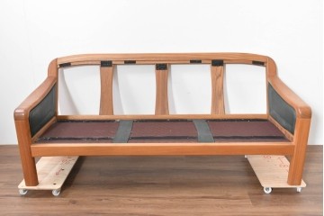 デンマークヴィンテージ　美品　Dyrlund(デューロン)　本革　チーク材のしっかりとしたフレームが印象的な3人掛けソファ　(R-086401)