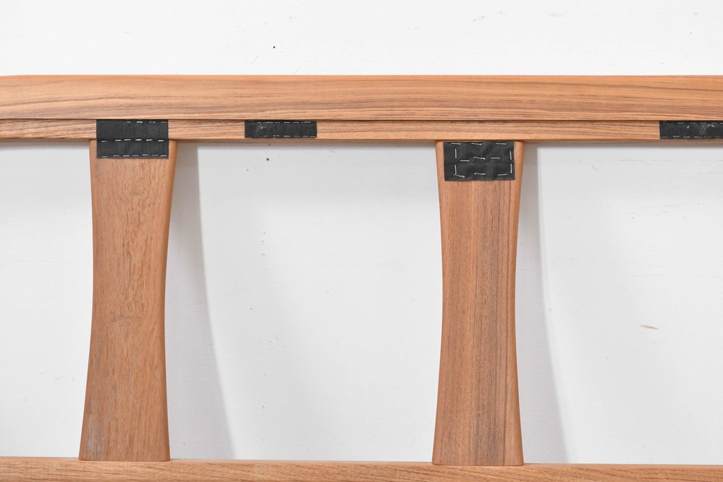 デンマークヴィンテージ　美品　Dyrlund(デューロン)　本革　チーク材のしっかりとしたフレームが印象的な3人掛けソファ　(R-086401)