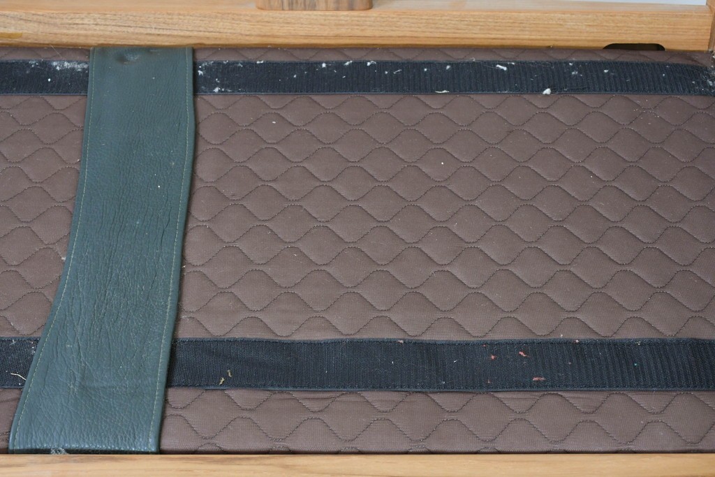 デンマークヴィンテージ　美品　Dyrlund(デューロン)　本革　チーク材のしっかりとしたフレームが印象的な3人掛けソファ　(R-086401)